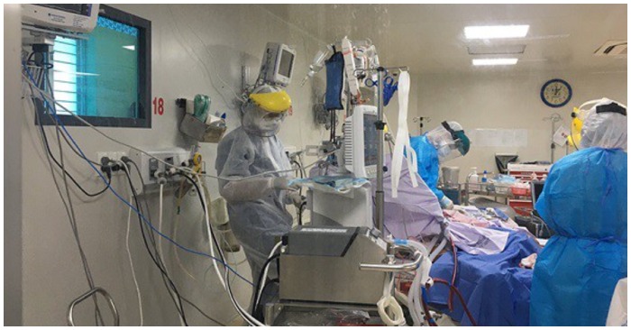 Nhân viên y tế đang chăm sóc cho bệnh nhân Covid-19 (ảnh chụp màn hình trên Saostar).