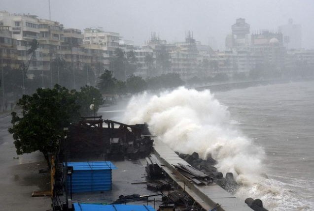 Siêu bão "quái vật" Tauktae - bão mạnh nhất từng tấn công duyên hải phía tây Ấn Độ (ảnh chụp màn hình AFP).