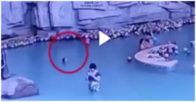 Video: Mải dùng điện thoại, mẹ không biết con trai bị đuối nước ngay sau lưng