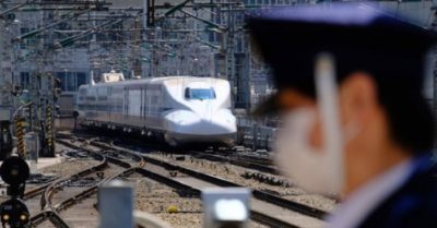 Nhờ người soát vé điều khiển tàu đang chạy 150km/h, lái tàu đi…vệ sinh