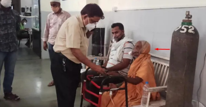 Cụ bà Shakuntala Gaikwad, 76 tuổi, thoát chết trên giàn hỏa táng, đang được điều trị COVID-19 tại Bệnh viện Silver Jubilee ở thành phố Baramati, Ấn Độ