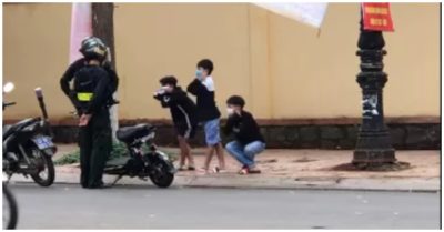 Video: 3 cậu bé đi xe đạp điện không đội mũ bảo hiểm bị CSCĐ phạt… thụt dầu