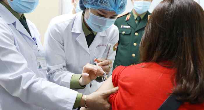 Viện Quân Y 103 tiêm thử nghiệm giai đoạn 2 vắc xin Nanocovax phòng virus SARS-CoV-2 (ảnh: Viện Quân Y 103).