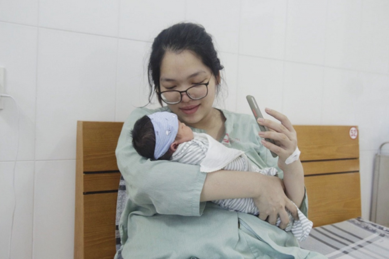 Nguyễn Linh Đan con gái đầu lòng của anh chị chào đời khỏe mạnh (ảnh chụp màn hình trên trang Benhvienbaichay).