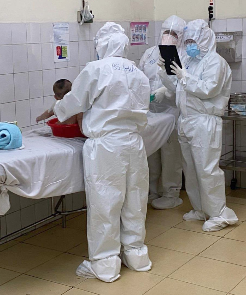Các bác sĩ đang chăm sóc em bé mắc Covid-19 tại bệnh viện (ảnh chụp màn hình trên Thanh Niên).