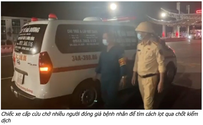 Chiếc xe cứu thương chở nhiều người đóng giả bệnh nhân để thông chốt kiểm dịch (ảnh chụp màn hình báo Giao Thông).