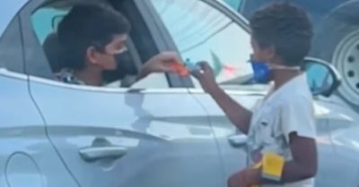 Video: Cuộc gặp gỡ của 2 cậu bé không cùng hoàn cảnh khiến nhiều người suy ngẫm