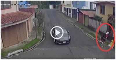 Video: Tránh ôtô, cậu bé đi xe đạp đâm thẳng vào hàng rào nhà dân bên đường