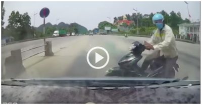 Video: Khoảnh khắc ôtô lao qua trạm thu phí gặp xe máy cắt ngang đường