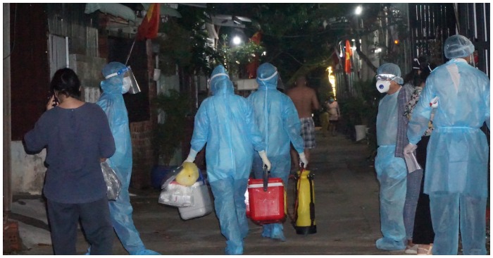 Nhân viên y tế chuẩn bị phun khử khuẩn ở khu có ca nghi nhiễm tại Hóc Môn (Ảnh chụp màn hình trên Thanh Niên).