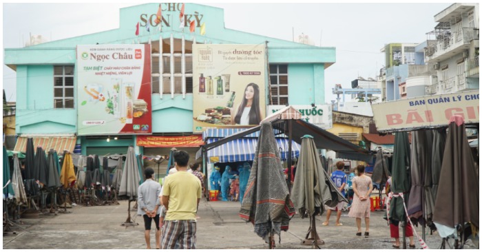 Nhân viên y tế đang lấy mẫu xét nghiệm cho người dân tại chợ Sơn Kỳ ( ảnh chụp màn hình trên Thanh Niên).
