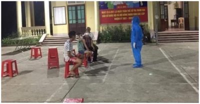 Nữ nhân viên y tế bật khóc khi gặp 2 con tại khu phong toả: ‘Hết dịch cả nhà sẽ đoàn tụ’