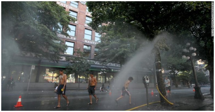 Một trạm phun sương tạm thời ở Vancouver làm mát người dân giữa cái nóng khắc nghiệt (ảnh chụp màn hình CNN).
