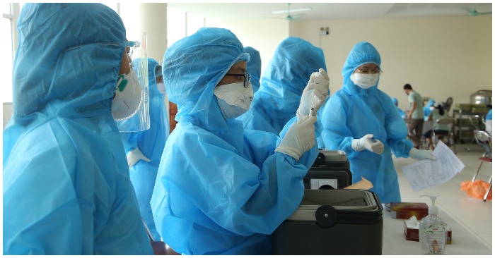 Nhân viên y tế đang thực hiện tiêm vắc xin Covid-19 trên huyện Lạng Giang, Bắc Giang (ảnh nguồn Sở Y Tế Bắc Giang).