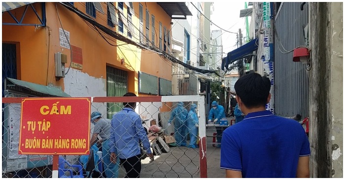 Nhân viên y tế chuẩn bị lấy mẫu xét nghiệm tại một hẻm của Q.Tân Phú TP. HCM có ca nhiễm Covid-19 (ảnh chụp màn hình trên Thanh Niên).