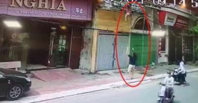 Video: Bé gái 4 tuổi rơi từ tầng 2, may mắn được người đi đường hứng đỡ