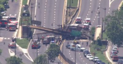 Sập cầu dành cho người đi bộ, nhiều người bị thương