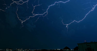 Sét đánh nông dân và máy bay: 35 người thương vong