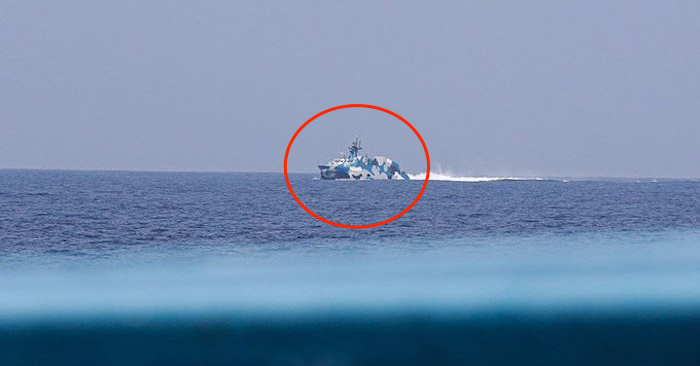 Phóng viên Philippines chụp hình chiếc tàu tên lửa của hải quân Trung Quốc bám theo tàu dân sự của Philippines (ảnh: ABS-CBN/Twitter).