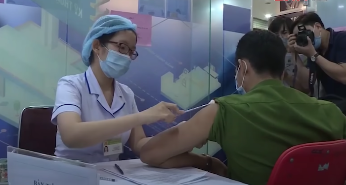 Chuyên gia chỉ ra nguy cơ lây nhiễm tại các điểm tiêm phòng vắc xin Covid-19 tập trung tại TP.HCM (ảnh chụp màn hình video Youtube).
