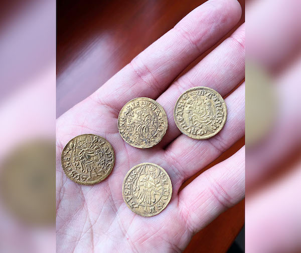 4 đồng tiền vàng từ thời Trung Cổ được tìm thấy trên một cánh đồng Hungary (ảnh: Bảo tàng Ferenczy).