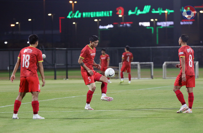 Trọng Hoàng, Văn Hậu tập luyện vào tối 9/6 trên sân Shabab Al-Ahli để chuẩn bị cho trận cầu quan trọng gặp Malaysia