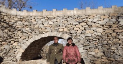 Thương vợ lội sông vất vả, chồng nhặt 20.000 hòn đá xây cầu ròng rã 5 năm