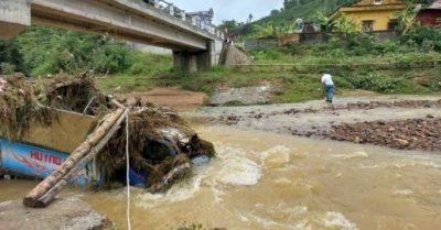 Xe tải chết máy bị lũ cuốn trôi, 3 người thoát chết