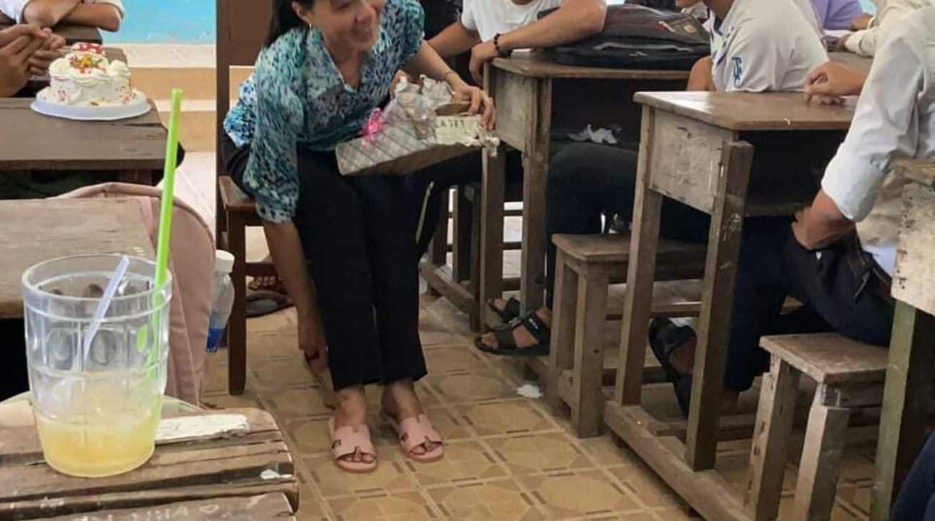 Cô giáo vui vẻ nhận món quà ý nghĩa từ các em học sinh trong buổi chia tay (ảnh chụp màn hình trên VietNamNet).