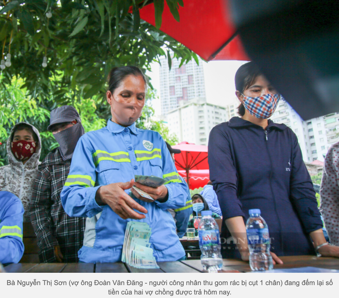 Vợ người đi thu rác bị cụt chân đã nhận được tiền lương cho cả 2 vợ chồng (ảnh chụp màn hình trên báo Dân Việt).