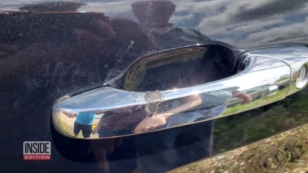 Dấu vết do sét đánh để lại trên tay nắm cửa của chiếc xe (ảnh cắt từ clip).