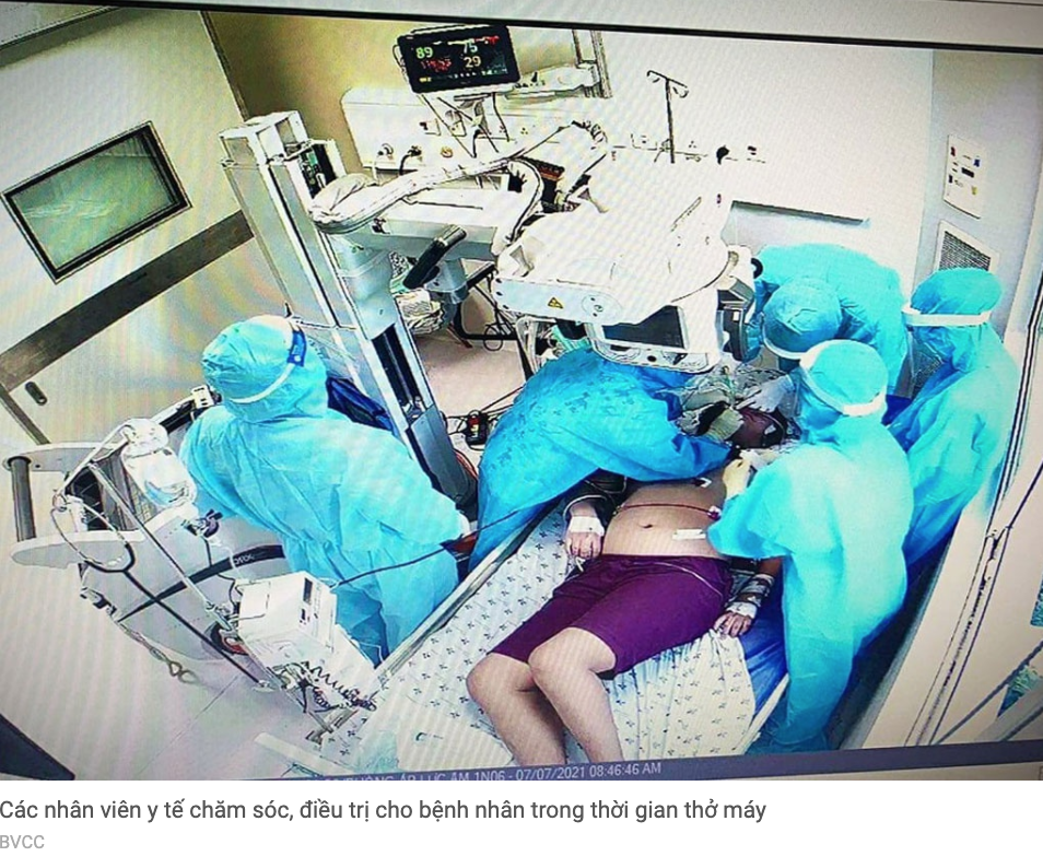 Các nhân viên y tế chăm sóc, điều trị cho bệnh nhân (ảnh chụp màn hình trên báo Thanh Niên).