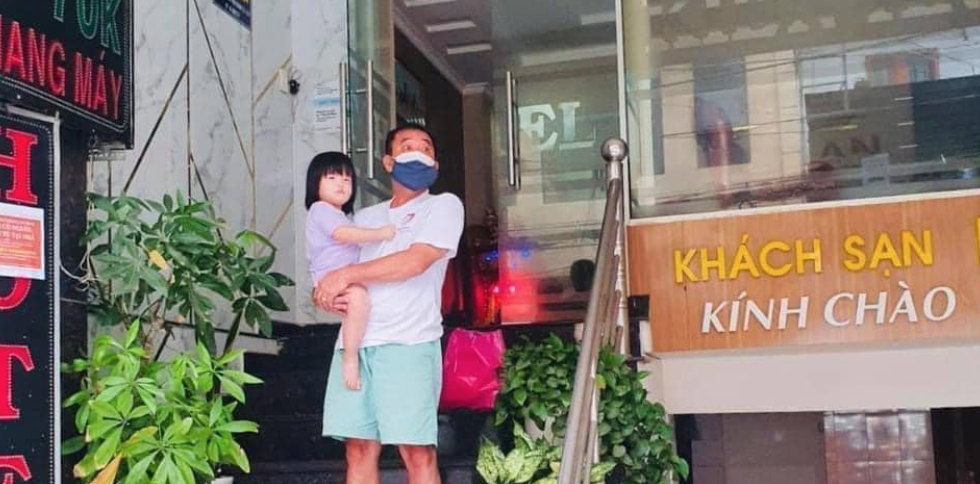 Ông Lễ và cháu Khang đang ở tại khách sạn của gia đình thuê để kinh doanh (ảnh Facebook Phan Tấn Thịnh).