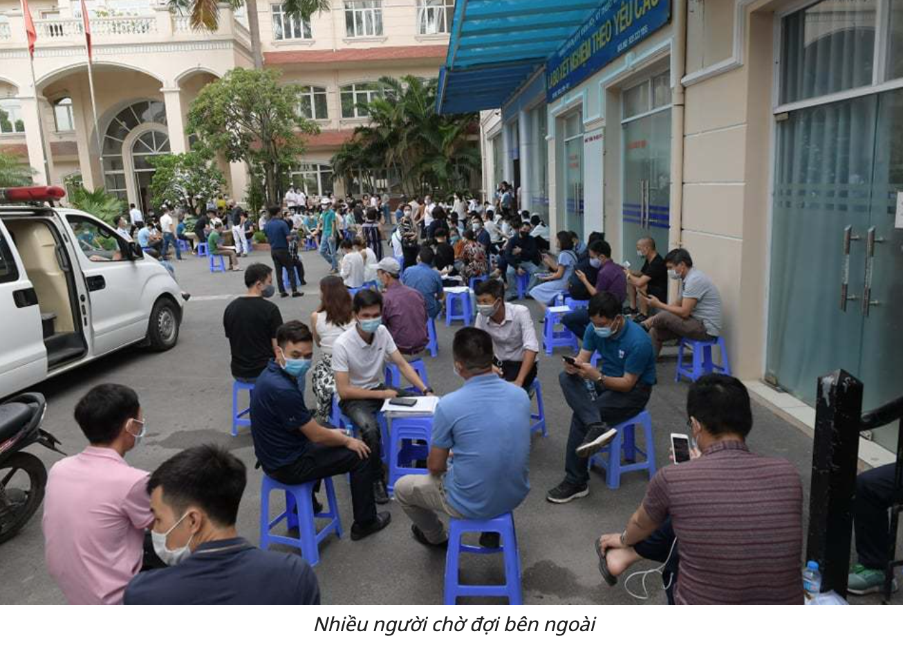 Theo nhiều người dân, họ chờ từ 6h30 sáng đến 9h mới đến lượt vào làm xét nghiệm. Thời gian trung bình test nhanh mất 15 phút có kết quả, còn xét nghiệm PCR sau 8 tiếng trả kết quả (ảnh chụp màn hình trên báo Vietnamnet).