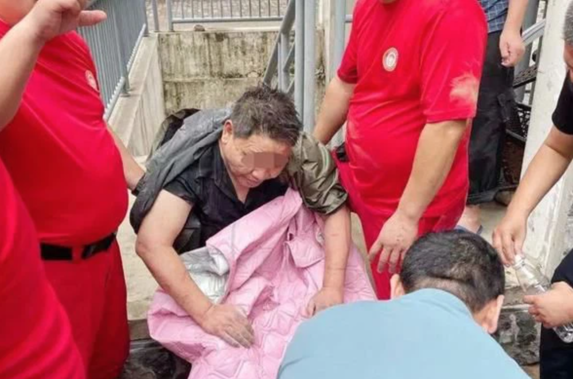 Anh Li được đưa ra khỏi hầm để xe sau 72 tiếng bị ngập (ảnh chụp màn hình trên trang Ngôi Sao).