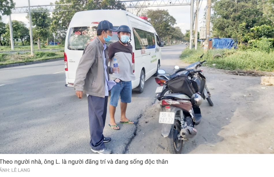 Ông L. đi xe máy qua các chốt kiếm dịch từ TP. HCM đến Tiền Giang (ảnh chụp màn hình trên báo Thanh Niên).