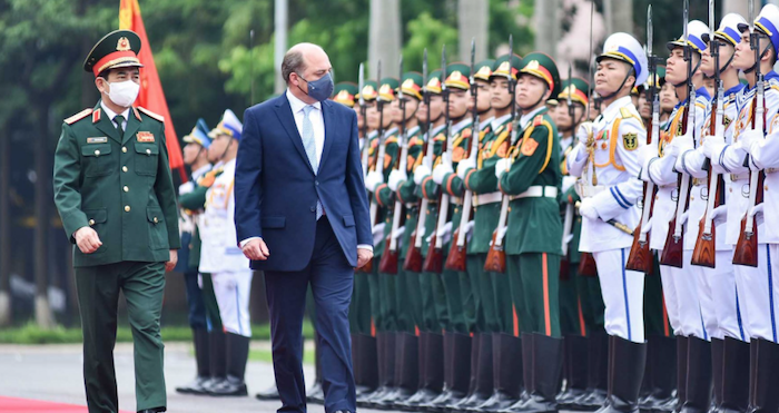 Bộ trưởng Quốc phòng Anh Ben Wallace thăm Việt Nam ngày 22/7/2021 (ảnh chụp màn hình báo Quốc tế). Hôm 27/7 Trung Quốc lên án phát biểu của ông về việc Anh Quốc ủng hộ Phán quyết Biển Đông.