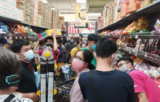 Khách chen chân mua hàng tại các siêu thị TP. HCM hôm 6/7 (ảnh chụp màn hình báo Thanh Niên).
