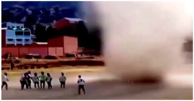 Video: Cơn lốc xoáy khổng lồ di chuyển vào giữa sân bóng ‘nuốt gọn’ trọng tài