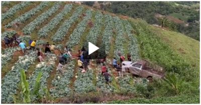 Video: Thấy xe ôtô gặp nạn, hơn 50 người dân xúm lại dùng dây thừng kéo lên