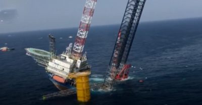 Video: Giàn nổi Trung Quốc bị nghiêng suýt lật úp, nhiều người rơi xuống biển