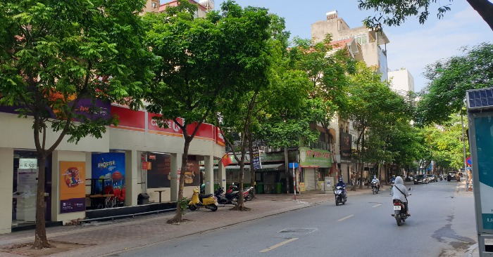 Góc phố Ngụy Như Kon Tum vắng lặng trong những ngày Hà Nội giãn cách theo chỉ thị 17.