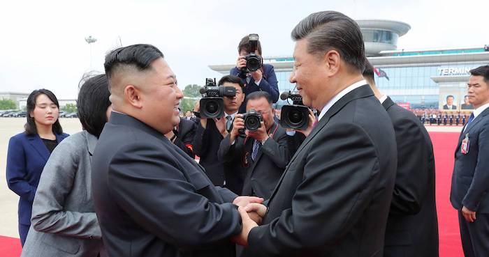 Lãnh đạo Triều Tiên Kim Jong Un và Chủ tịch Trung Quốc Tập Cận Bình trong chuyến thăm của ông Tập tới Bình Nhưỡng. Bức ảnh của hãng thông tấn Triều Tiên KCNA được công bố vào ngày 21/6/2019.