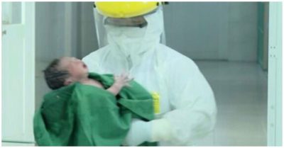 Mổ ‘bắt con’ thành công cho sản phụ mắc Covid-19, cả ê-kip vỡ oà hạnh phúc