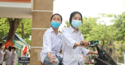 Cô nữ sinh nghìn ngày đưa bạn đến trường