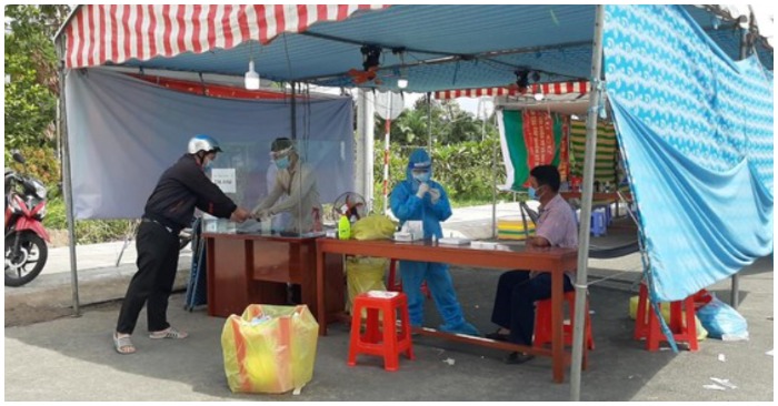 Một điểm kiểm tra y tế ở tỉnh Vĩnh Long (ảnh chụp màn hình trên báo Tiền Phong).