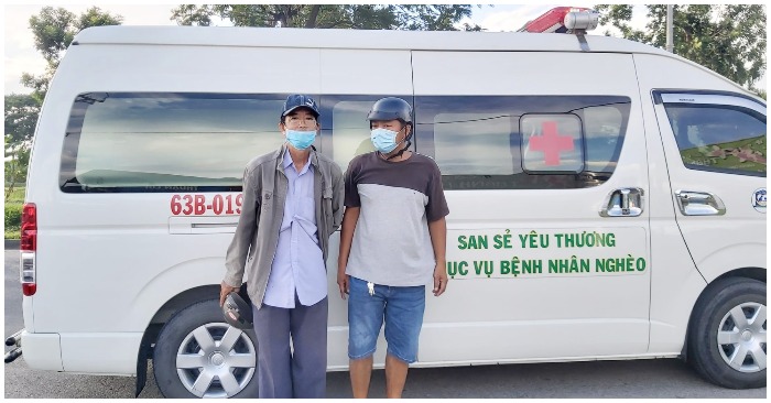 Ông L. được xe cứu thương từ thiện chở cả người lẫn xe máy về lại TP. HCM (ảnh chụp màn hình trên báo Thanh Niên).