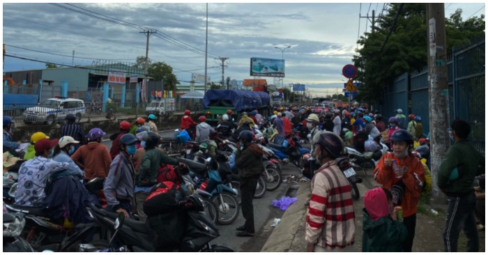 Hơn 300 người từ Bình Dương, Đồng Nai về bị chặn ở chốt kiểm soát dịch tỉnh Long An trên quốc lộ 1 (ảnh chụp màn hình trên báo Thanh Niên).
