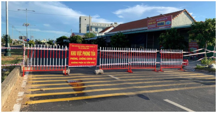 Khu phố Phú Thọ 3 (thị xã Đông Hòa, tỉnh Phú Yên) bị phong tỏa để cách ly phòng dịch Covid-19 từ sáng 10/7 (ảnh chụp màn hình trên báo Tuổi Trẻ).