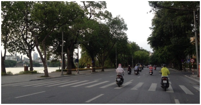 Một con đường vắng lặng tại Hà Nội trong những ngày giãn cách xã hội theo chỉ thị 16 (ảnh facebook Sứ Giả).